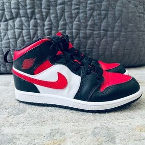 Jordan 1 Mid Black/Fire Red/White 640734-079 (Youth)